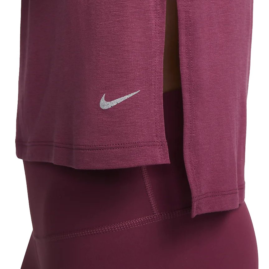 Camiseta Nike Yoga Dri-Fit Fem…